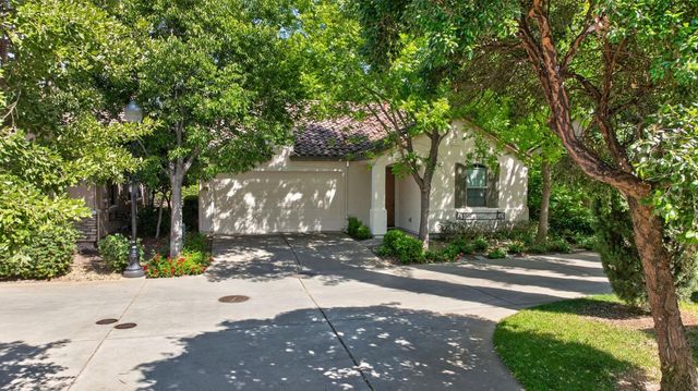 1033 Marseille Ln, Roseville, CA 95747