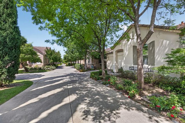 1033 Marseille Ln, Roseville, CA 95747
