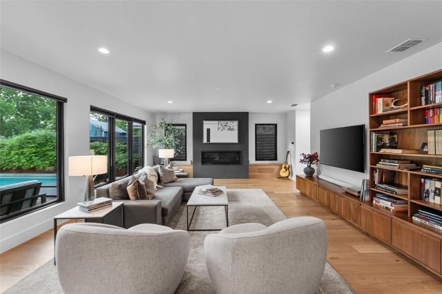 8300 Hathaway DR, Austin, TX 78757