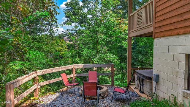 1537 Kinder Lane, Dandridge, TN 37725
