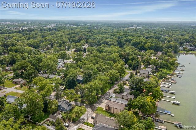 4174 Bunker Avenue, West Bloomfield, MI 48323