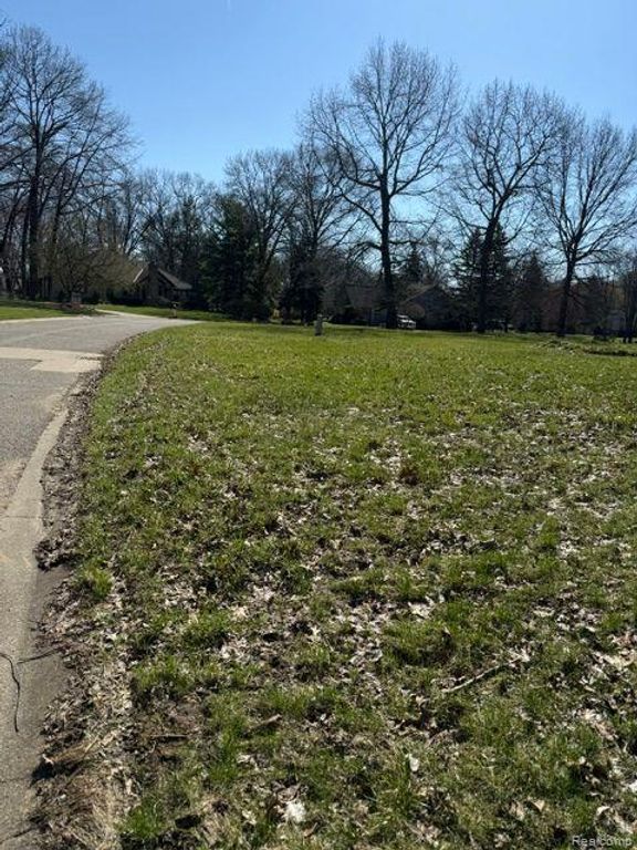 5926 Hunters Ridge Drive, Washington, MI 48094