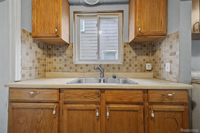 7320 Orchard Avenue, Dearborn, MI 48126