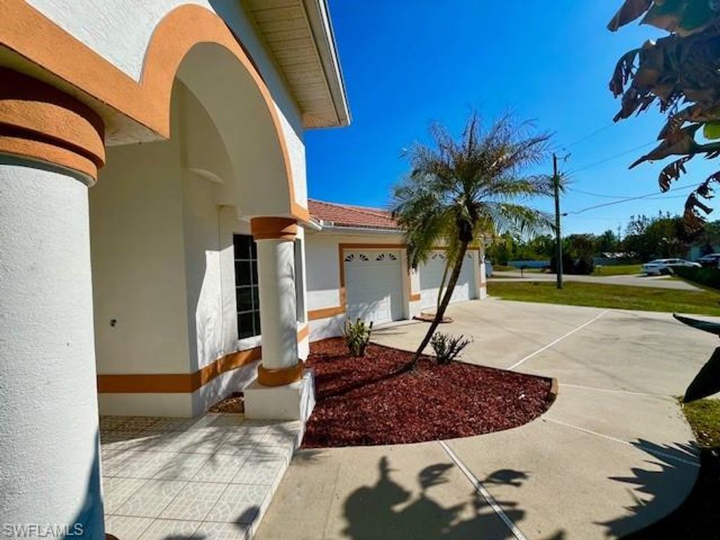 914 McArthur AVE, Lehigh Acres, FL 33936