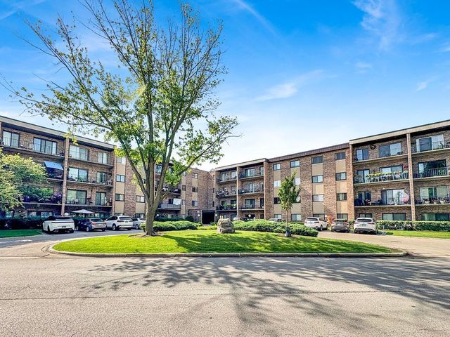 725 W Huntington Commons Road 416, Mount Prospect, IL 60056