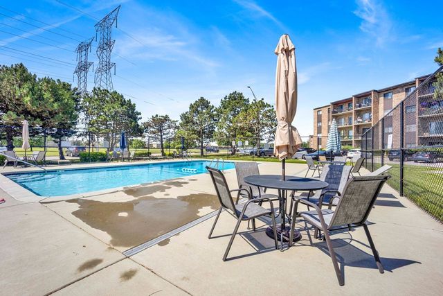 725 W Huntington Commons Road 416, Mount Prospect, IL 60056