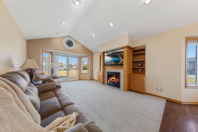 16450 Griffon Lane, Lakeville, MN 55044