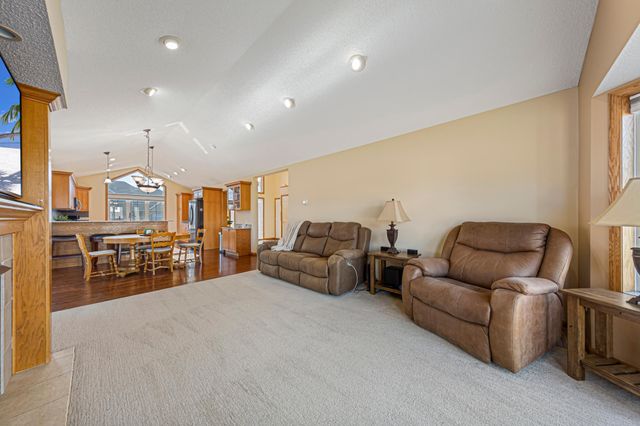 16450 Griffon Lane, Lakeville, MN 55044