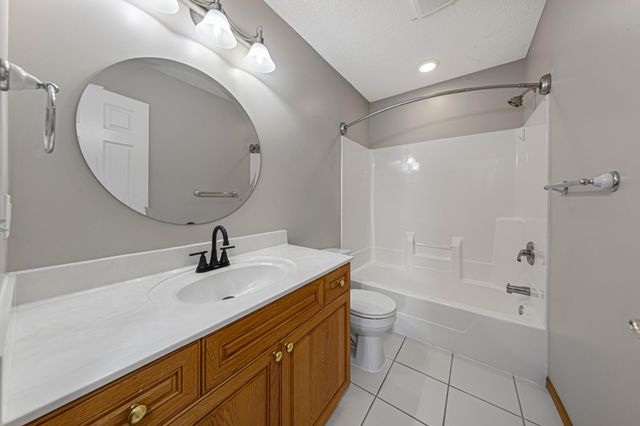 16450 Griffon Lane, Lakeville, MN 55044