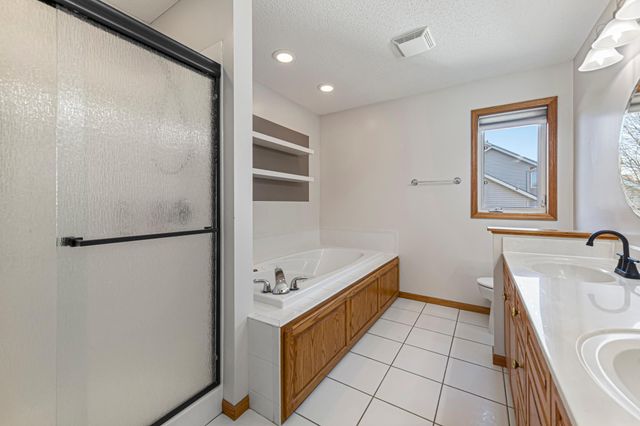 16450 Griffon Lane, Lakeville, MN 55044