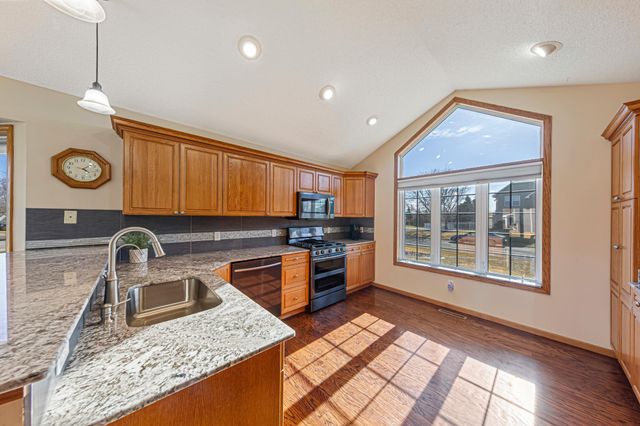 16450 Griffon Lane, Lakeville, MN 55044