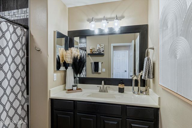8784 N Wellside Drive, Tucson, AZ 85743