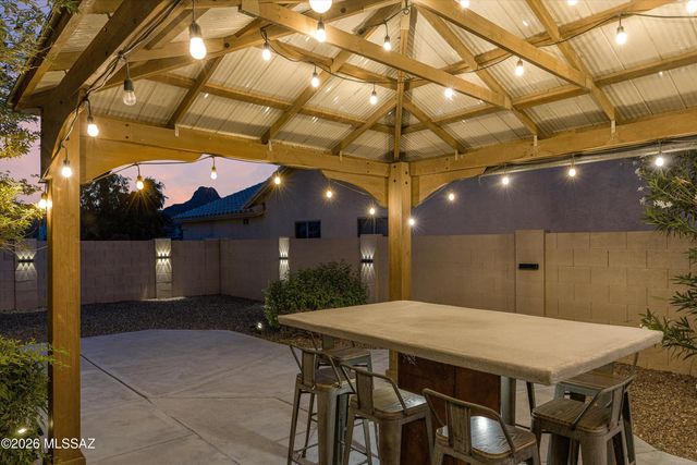 8784 N Wellside Drive, Tucson, AZ 85743