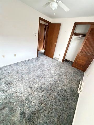 6078 Great Dane Dr, Bethel Park, PA 15102