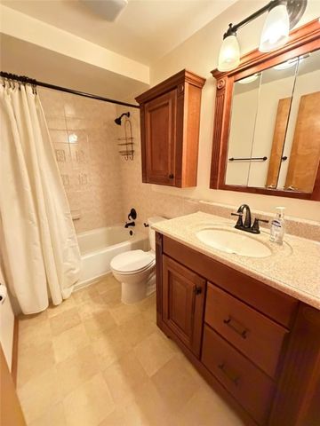 6078 Great Dane Dr, Bethel Park, PA 15102