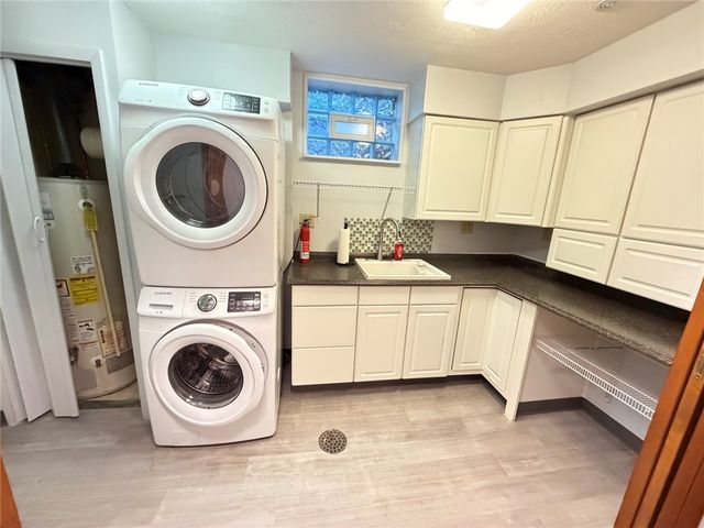 6078 Great Dane Dr, Bethel Park, PA 15102