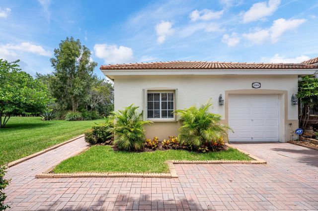2285 Windjammer Way, West Palm Beach, FL 33411