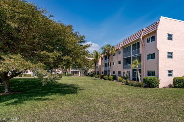100 Forest Lakes BLVD 201, Naples, FL 34105