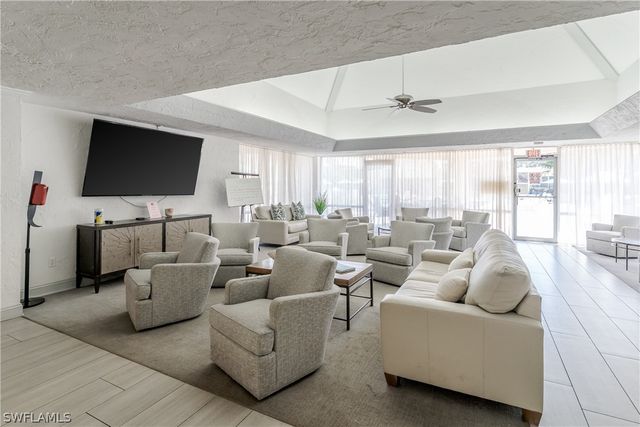 100 Forest Lakes BLVD 201, Naples, FL 34105