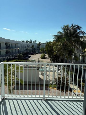 2100 Van Buren St 322, Hollywood, FL 33020