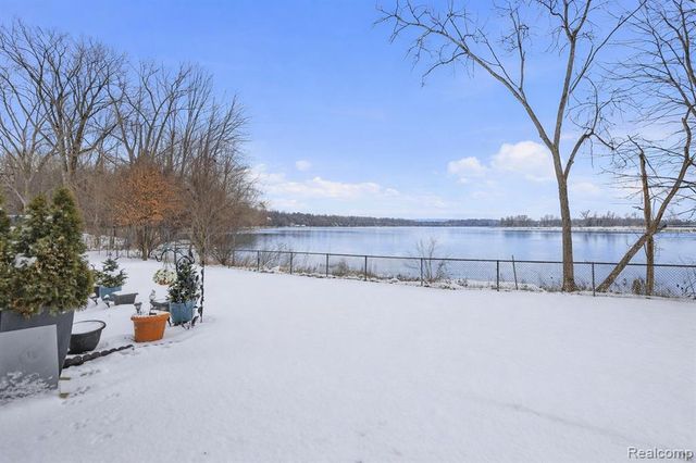 11427 Messmore, Utica, MI 48317