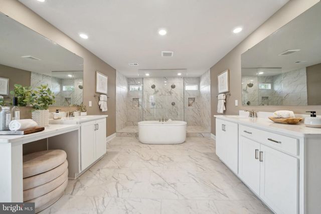 39 AVONWOODS DR, Staunton, VA 24401