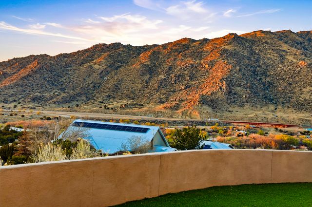 31 Desert Sky Road SE, Albuquerque, NM 87123