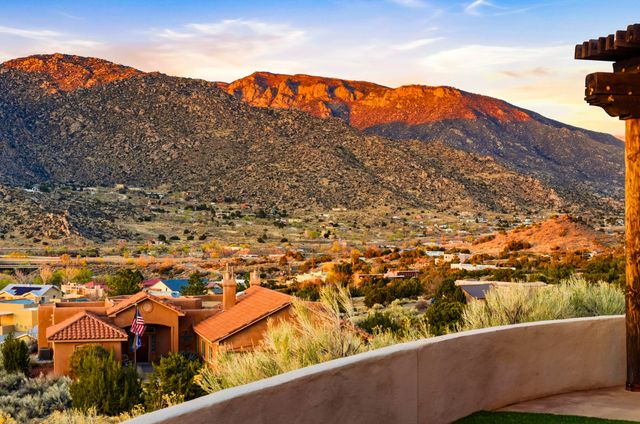 31 Desert Sky Road SE, Albuquerque, NM 87123