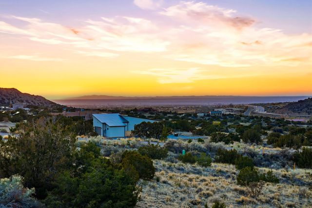 31 Desert Sky Road SE, Albuquerque, NM 87123