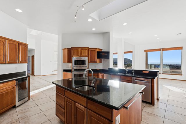 31 Desert Sky Road SE, Albuquerque, NM 87123