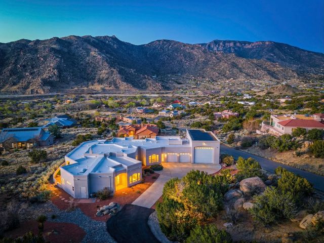 31 Desert Sky Road SE, Albuquerque, NM 87123