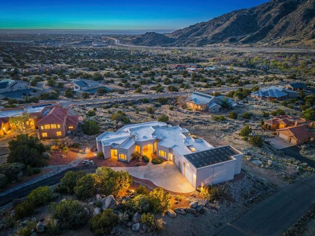 31 Desert Sky Road SE, Albuquerque, NM 87123