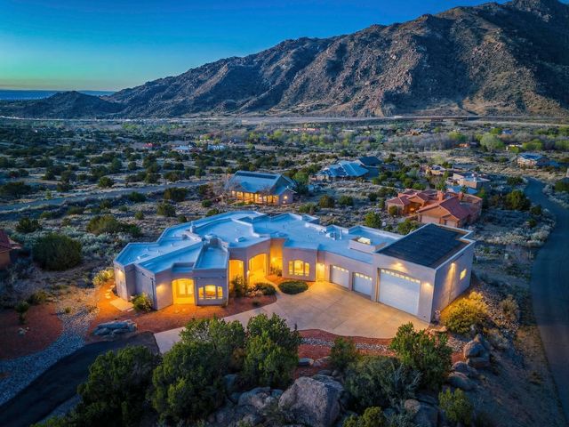 31 Desert Sky Road SE, Albuquerque, NM 87123