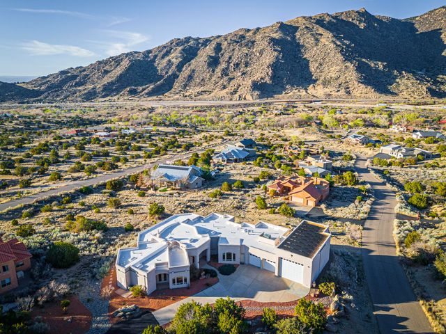 31 Desert Sky Road SE, Albuquerque, NM 87123