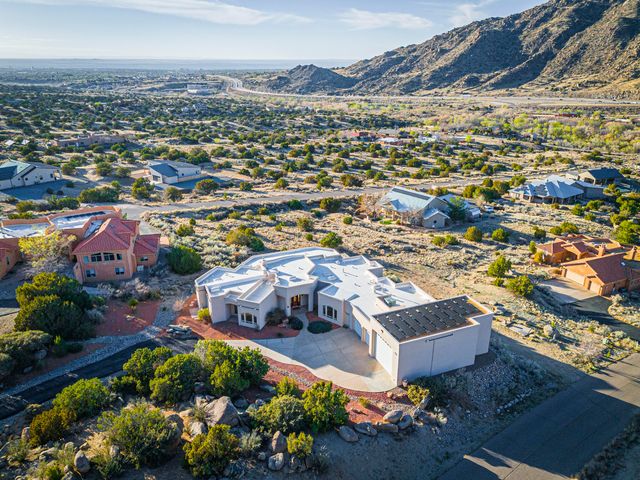 31 Desert Sky Road SE, Albuquerque, NM 87123