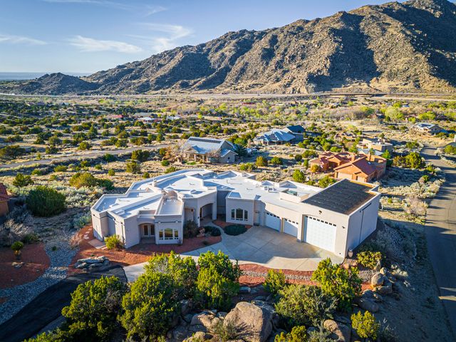 31 Desert Sky Road SE, Albuquerque, NM 87123