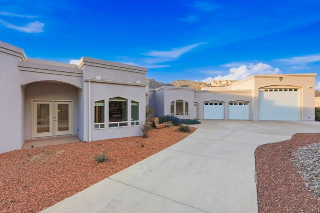 31 Desert Sky Road SE, Albuquerque, NM 87123