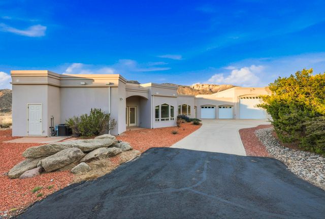 31 Desert Sky Road SE, Albuquerque, NM 87123