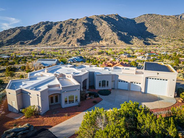 31 Desert Sky Road SE, Albuquerque, NM 87123