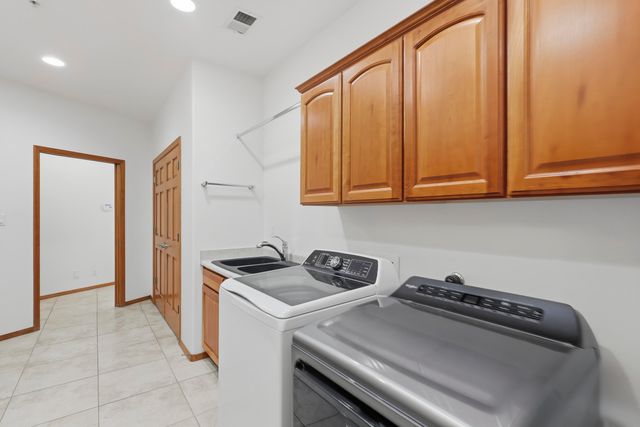 31 Desert Sky Road SE, Albuquerque, NM 87123