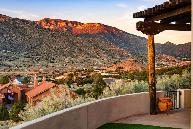 31 Desert Sky Road SE, Albuquerque, NM 87123