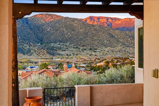 31 Desert Sky Road SE, Albuquerque, NM 87123