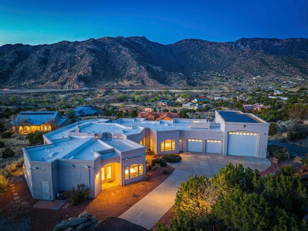 31 Desert Sky Road SE, Albuquerque, NM 87123