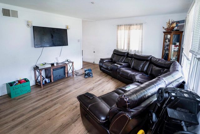 814 E Holt AVENUE, Milwaukee, WI 53207