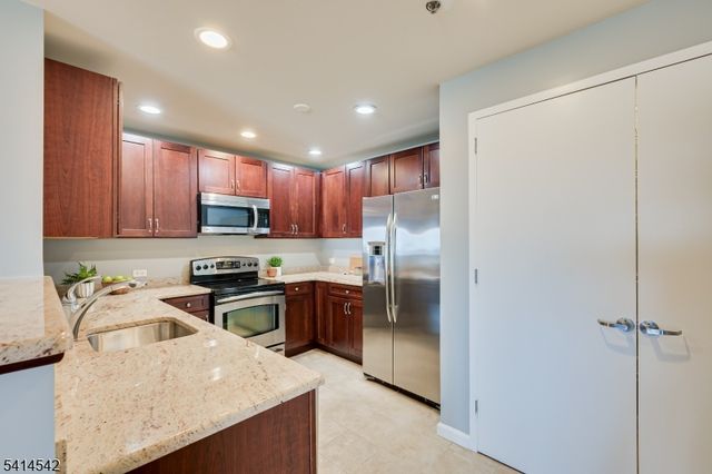 1 Carriage City Plz 1215, Rahway City, NJ 07065