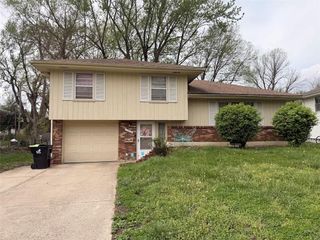11916 Armitage Drive, Grandview, MO 64030