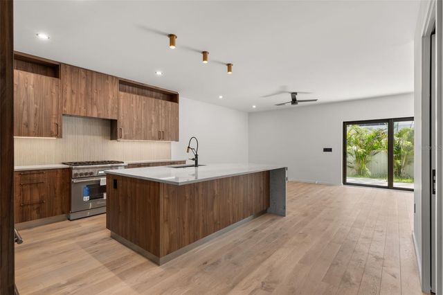 1681 OAK STREET, Sarasota, FL 34236
