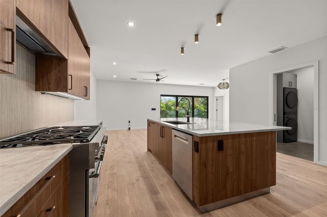 1681 OAK STREET, Sarasota, FL 34236