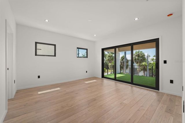 1681 OAK STREET, Sarasota, FL 34236