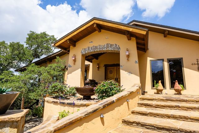 617 Hillside Dr, Kerrville, TX 78028